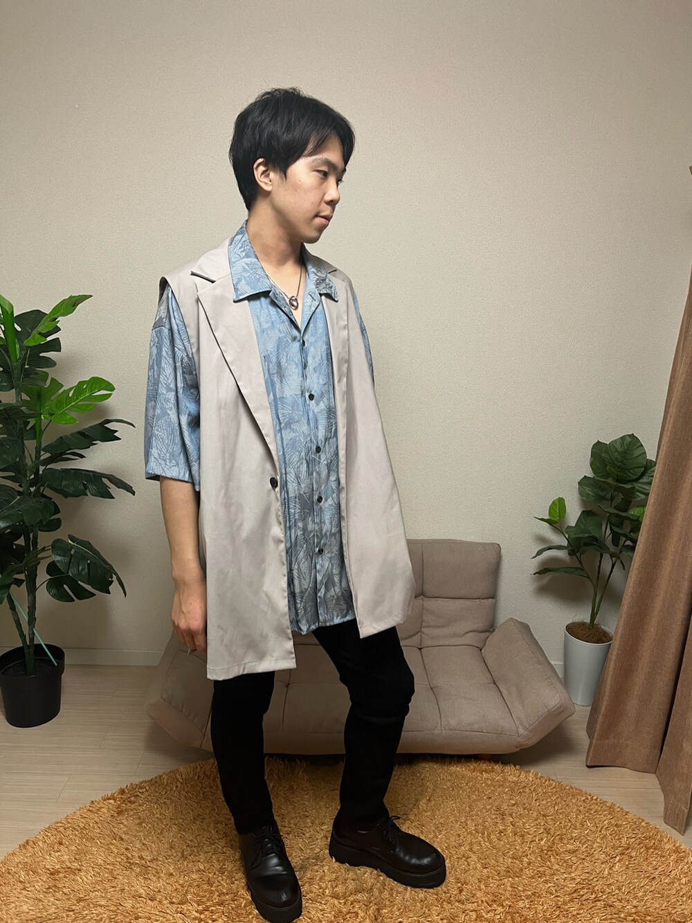 ベージュ系のジャケット/アウター、ブラック系のデニムパンツ、ブルー系のトップスを着用したメンズの秋コーディネートの4枚目の写真