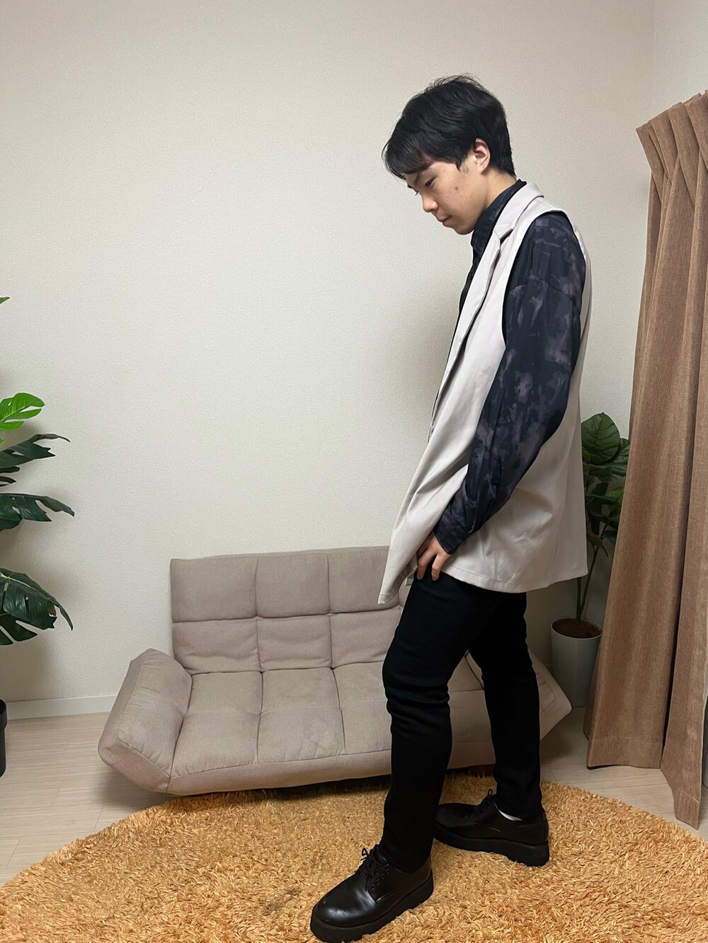 ブラック系のシャツ/ブラウス、ベージュ系のベスト、ブラック系のデニムパンツを着用したメンズの秋コーディネートの4枚目の写真