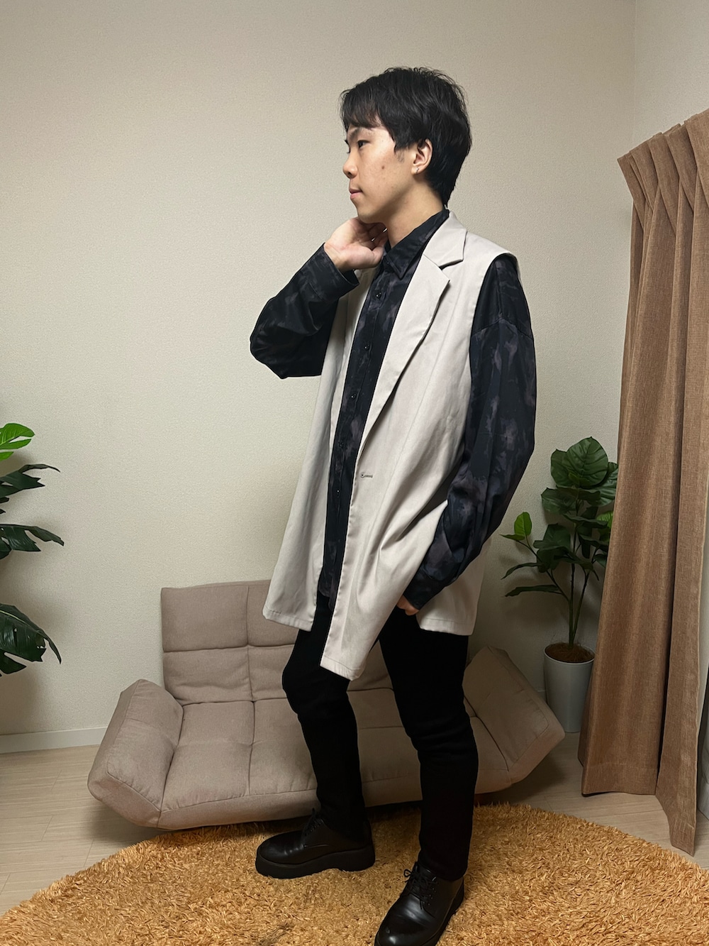 ブラック系のシャツ/ブラウス、ベージュ系のベスト、ブラック系のデニムパンツを着用したメンズの秋コーディネートの3枚目の写真