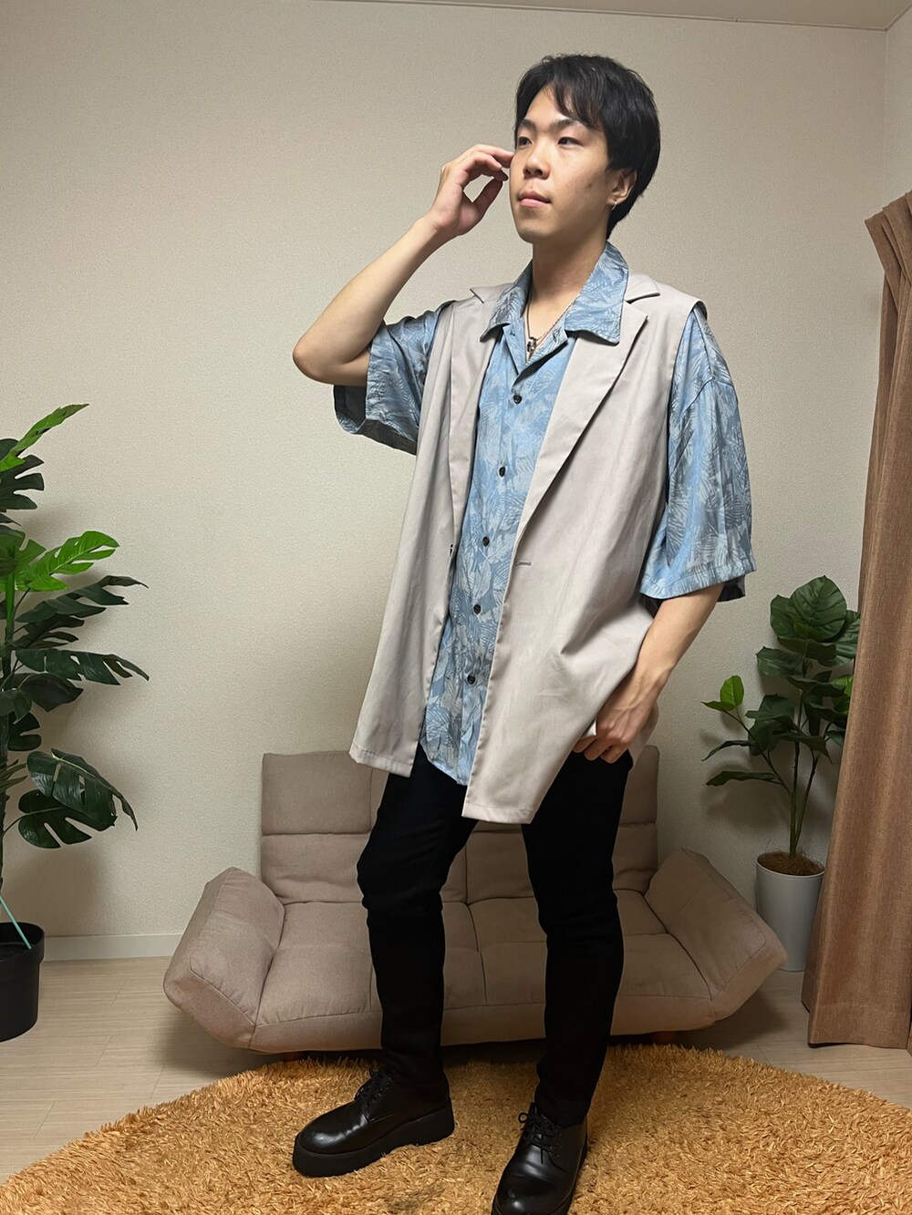 ベージュ系のジャケット/アウター、ブラック系のデニムパンツ、ブルー系のトップスを着用したメンズの秋コーディネートの2枚目の写真