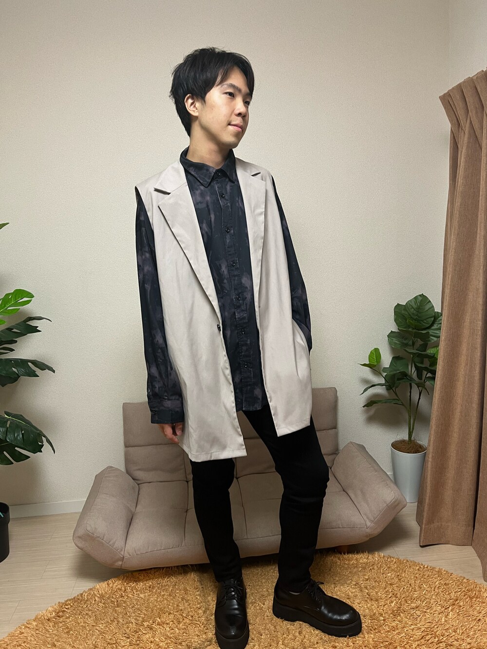 ブラック系のシャツ/ブラウス、ベージュ系のベスト、ブラック系のデニムパンツを着用したメンズの秋コーディネートの2枚目の写真