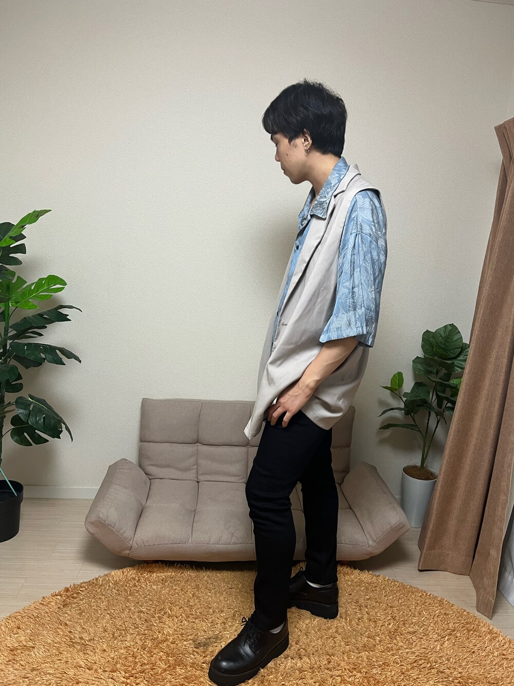 ベージュ系のジャケット/アウター、ブラック系のデニムパンツ、ブルー系のトップスを着用したメンズの秋コーディネートの3枚目の写真