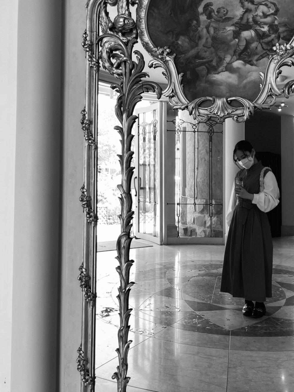 ブラック系のローファー、ベージュ系のその他アウター、ホワイト系のシャツ/ブラウスを着用したレディースの秋コーディネートの2枚目の写真