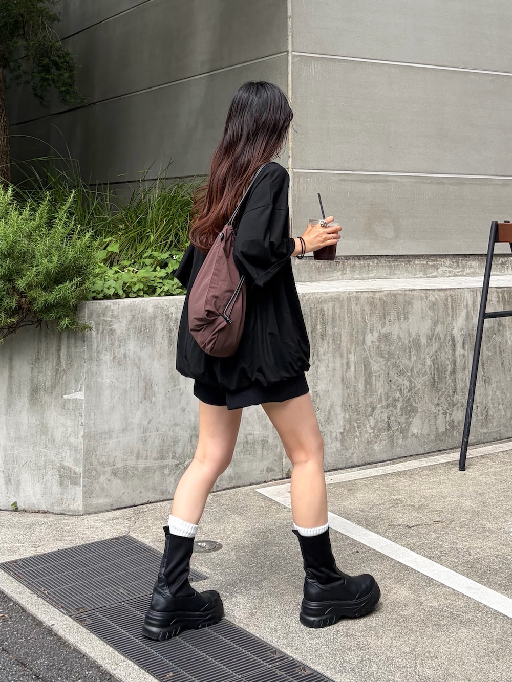 ブラック系のTシャツ/カットソー、ブラック系のブーツを着用したレディースの夏コーディネートの2枚目の写真