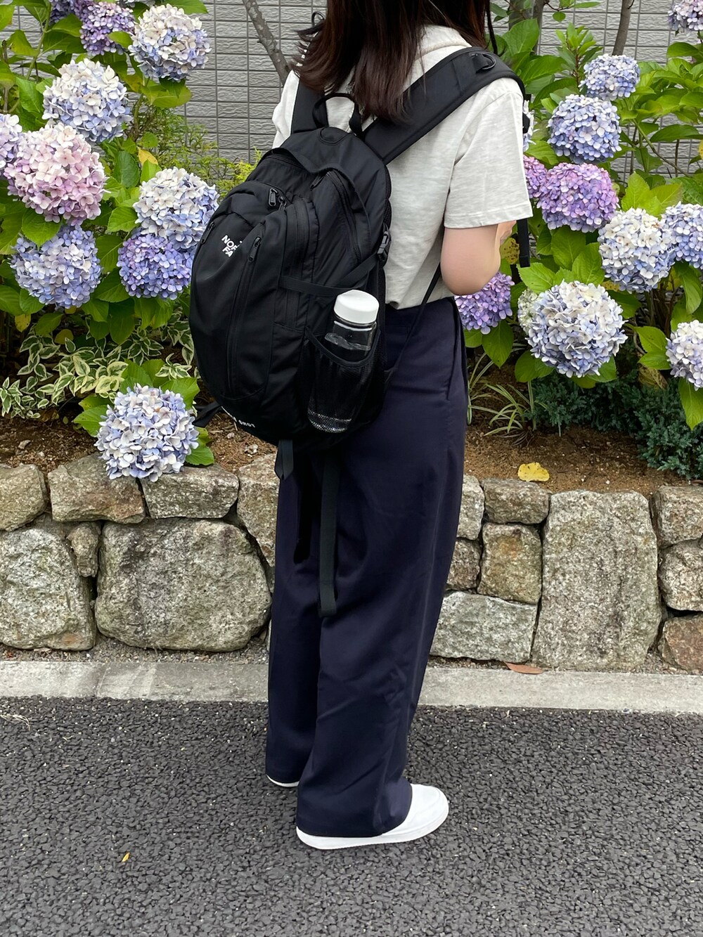 ベージュ系のTシャツ/カットソー、ブルー系のその他パンツ、ホワイト系のスニーカーを着用したレディースの夏コーディネートの4枚目の写真