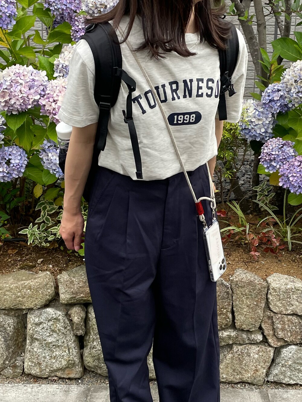 ベージュ系のTシャツ/カットソー、ブルー系のその他パンツ、ホワイト系のスニーカーを着用したレディースの夏コーディネートの2枚目の写真