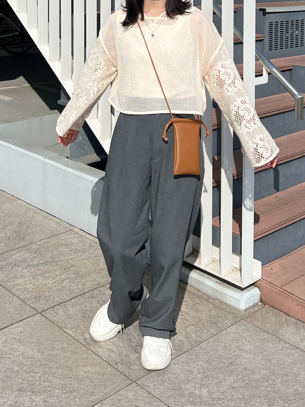 ホワイト系のTシャツ/カットソー、ホワイト系のタンクトップ、グレー系のパンツを着用したレディースの夏コーディネートの2枚目の写真