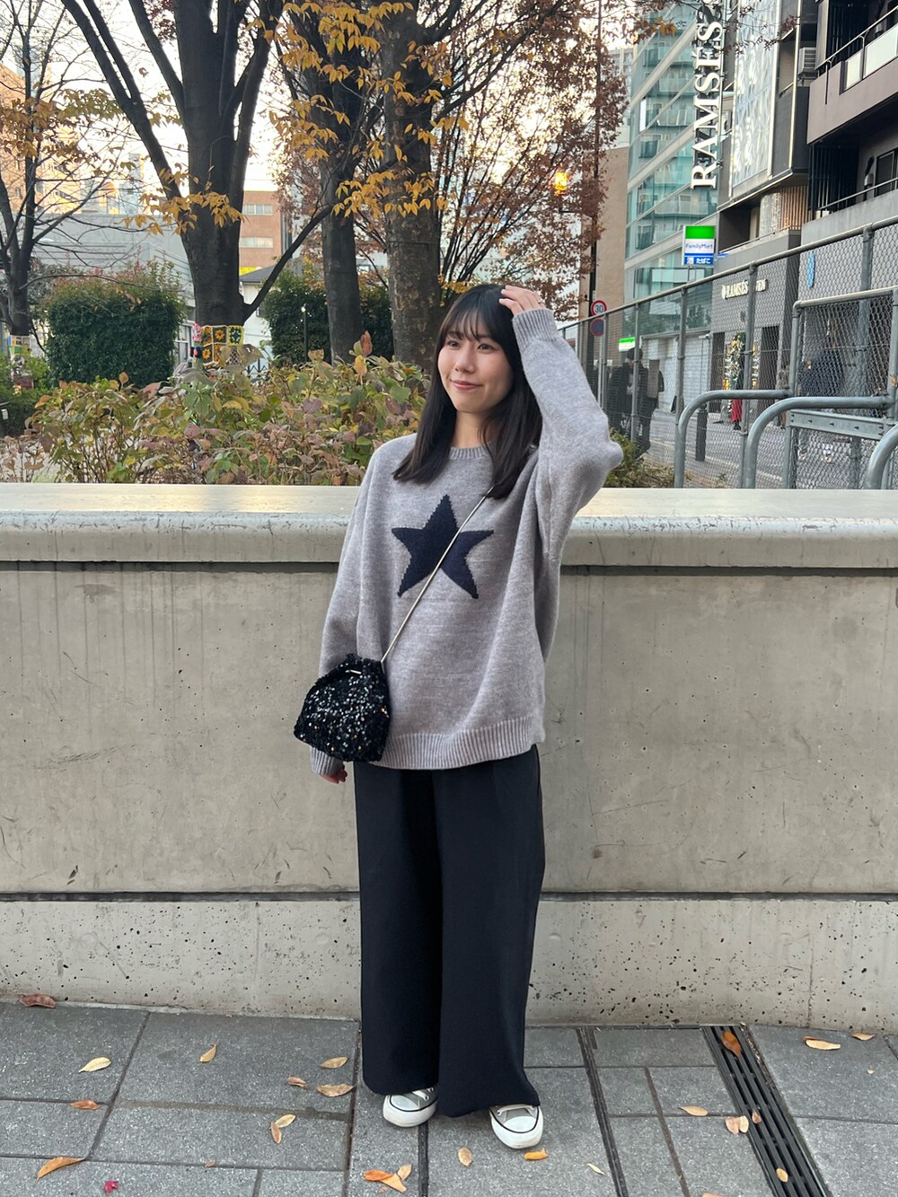 ブラック系のその他パンツ、グレー系のスニーカー、ブラック系のショルダーバッグを着用したレディースの冬コーディネートの3枚目の写真