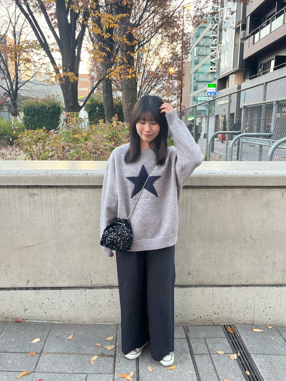 ブラック系のその他パンツ、グレー系のスニーカー、ブラック系のショルダーバッグを着用したレディースの冬コーディネートの4枚目の写真