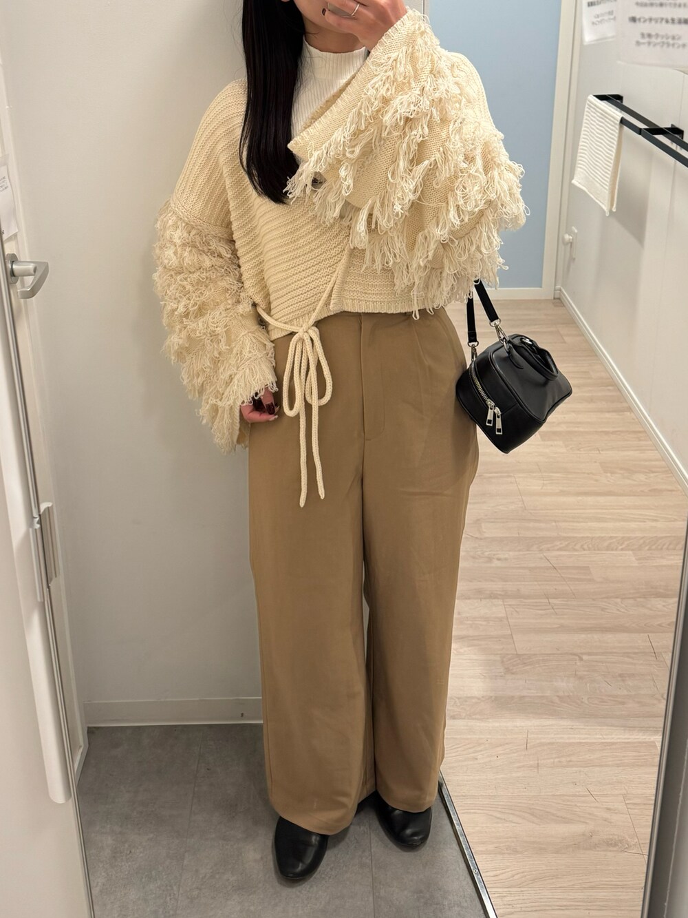 ベージュ系のその他パンツ、ホワイト系のニット/セーター、ブラック系のパンプスを着用したレディースの春コーディネートの3枚目の写真