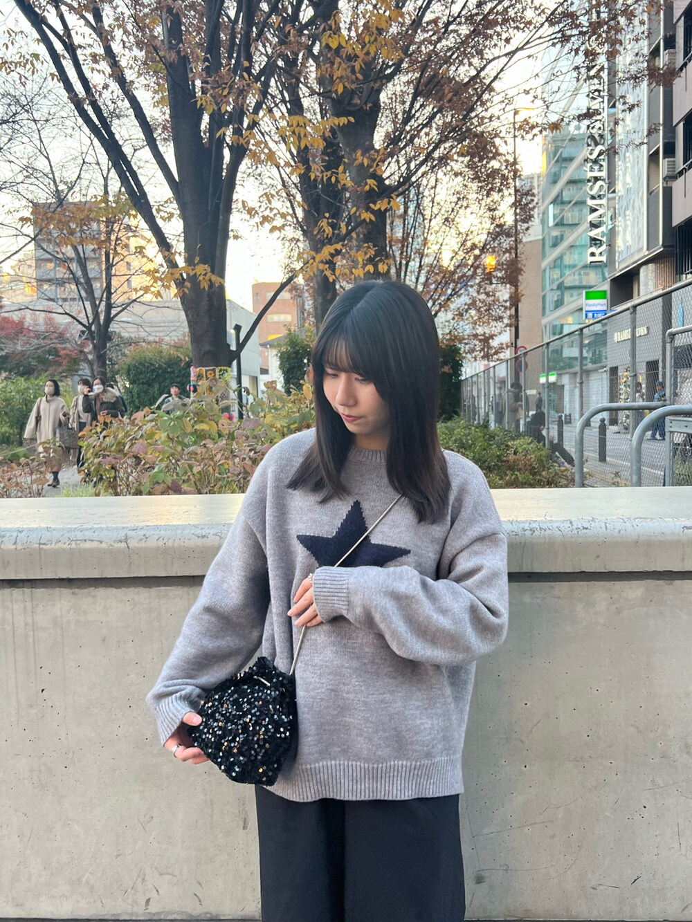 ブラック系のその他パンツ、グレー系のスニーカー、ブラック系のショルダーバッグを着用したレディースの冬コーディネートの5枚目の写真
