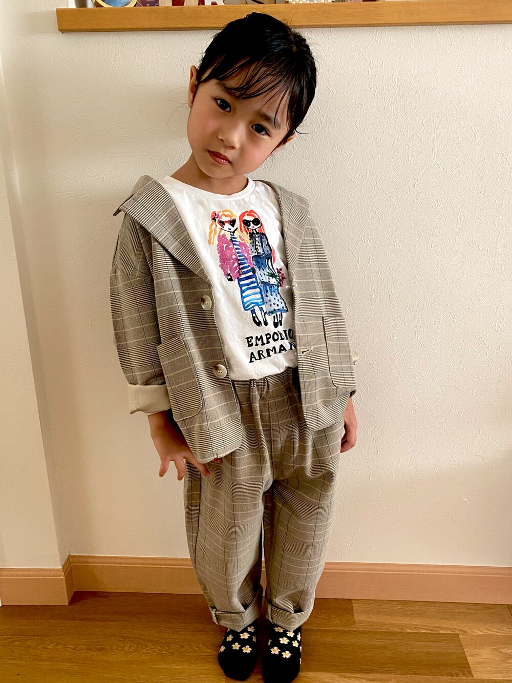 ホワイト系のTシャツ/カットソー、ベージュ系のパンツ、ベージュ系のジャケット/アウターを着用したキッズの秋コーディネートの3枚目の写真