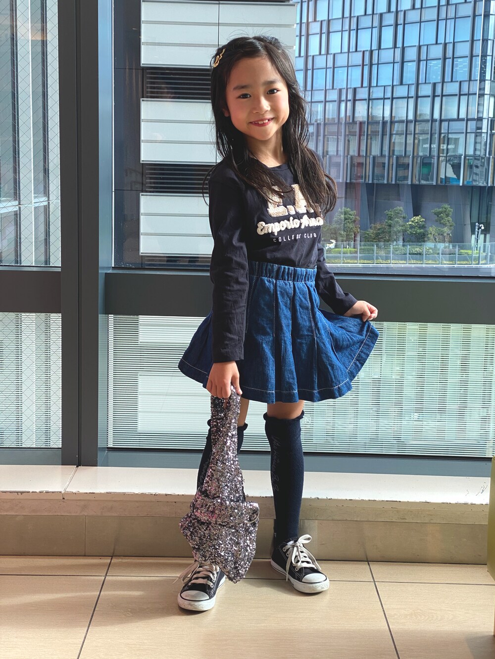 ブルー系のTシャツ/カットソー、ブルー系のスカート、シルバー系のバッグを着用したキッズの秋コーディネートの2枚目の写真