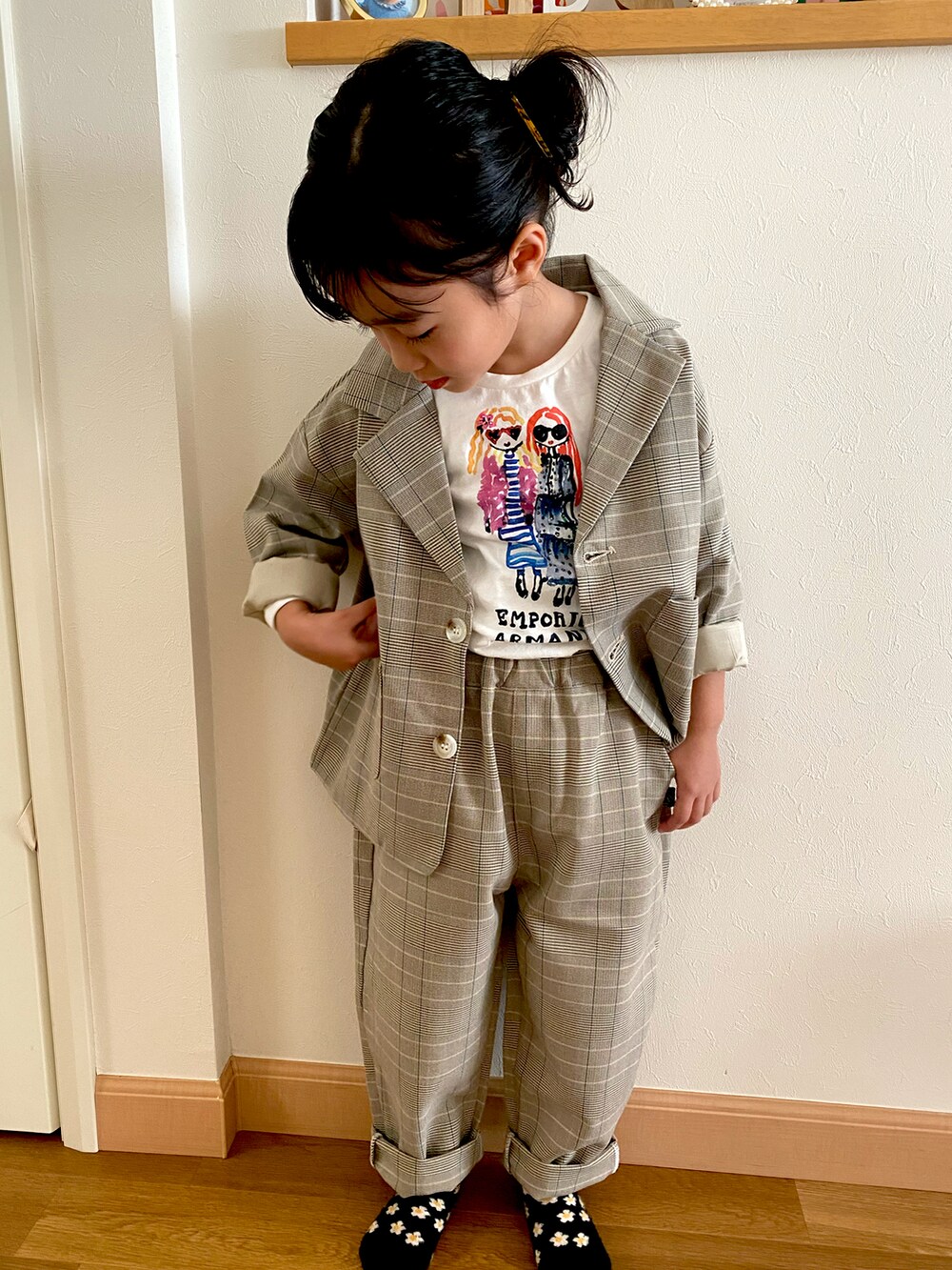 ホワイト系のTシャツ/カットソー、ベージュ系のパンツ、ベージュ系のジャケット/アウターを着用したキッズの秋コーディネートの2枚目の写真