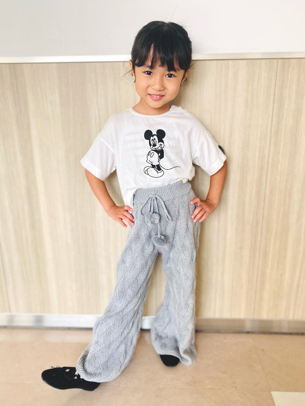 ホワイト系のTシャツ/カットソー、グレー系のパンツ、ブラック系のバレエシューズを着用したキッズの秋コーディネートの2枚目の写真