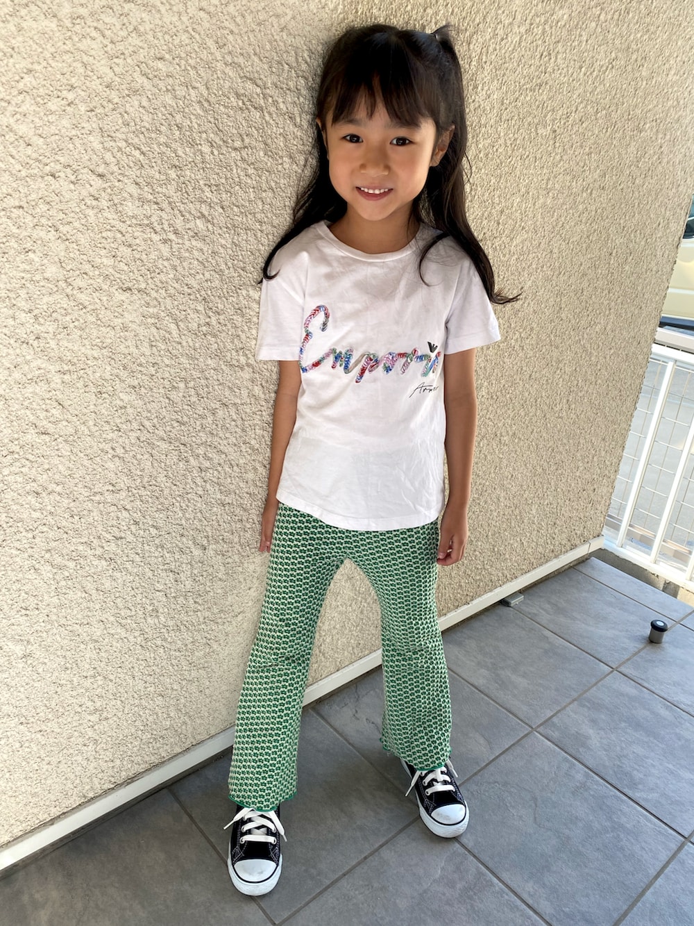 「ファッションを楽しもう、休日コーデ、カジュアルコーデ、キッズコーデ、女の子コーデ」｜「EMPORIO ARMANIのアイテム（Tシャツ/カットソー、ホワイト系）」を使った、ryoさん（キッズ・110cm）の秋コーディネートの2枚目の写真
