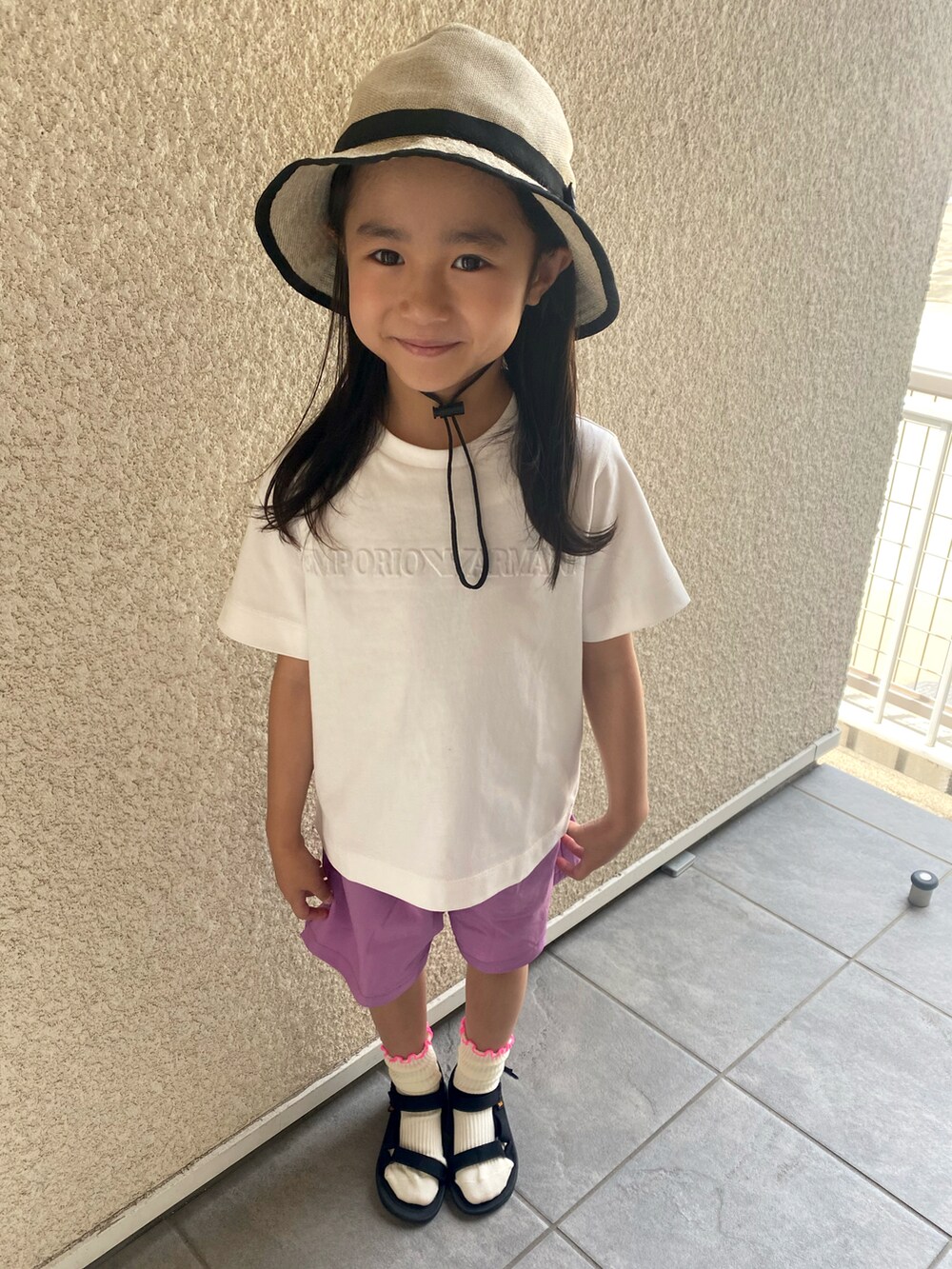 ホワイト系のTシャツ/カットソー、ピンク系のその他パンツ、ブラック系のサンダルを着用したキッズの春コーディネートの4枚目の写真