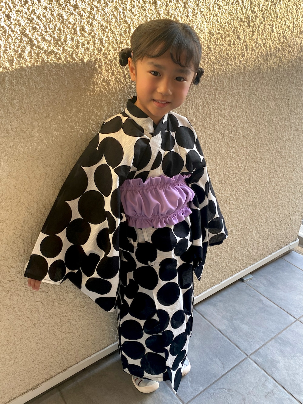 ブラック系の浴衣を着用したキッズの夏コーディネートの3枚目の写真