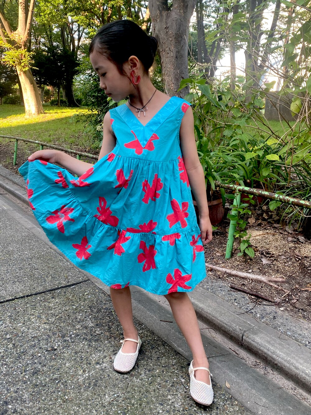 ブルー系のワンピース、ホワイト系のサンダルを着用したキッズの夏コーディネートの3枚目の写真