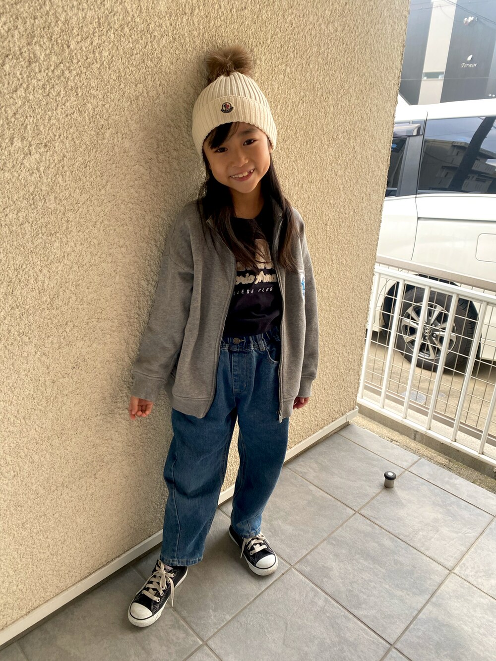 グレー系のパーカー、ブルー系のTシャツ/カットソー、ブラック系のスニーカーを着用したキッズの冬コーディネートの2枚目の写真
