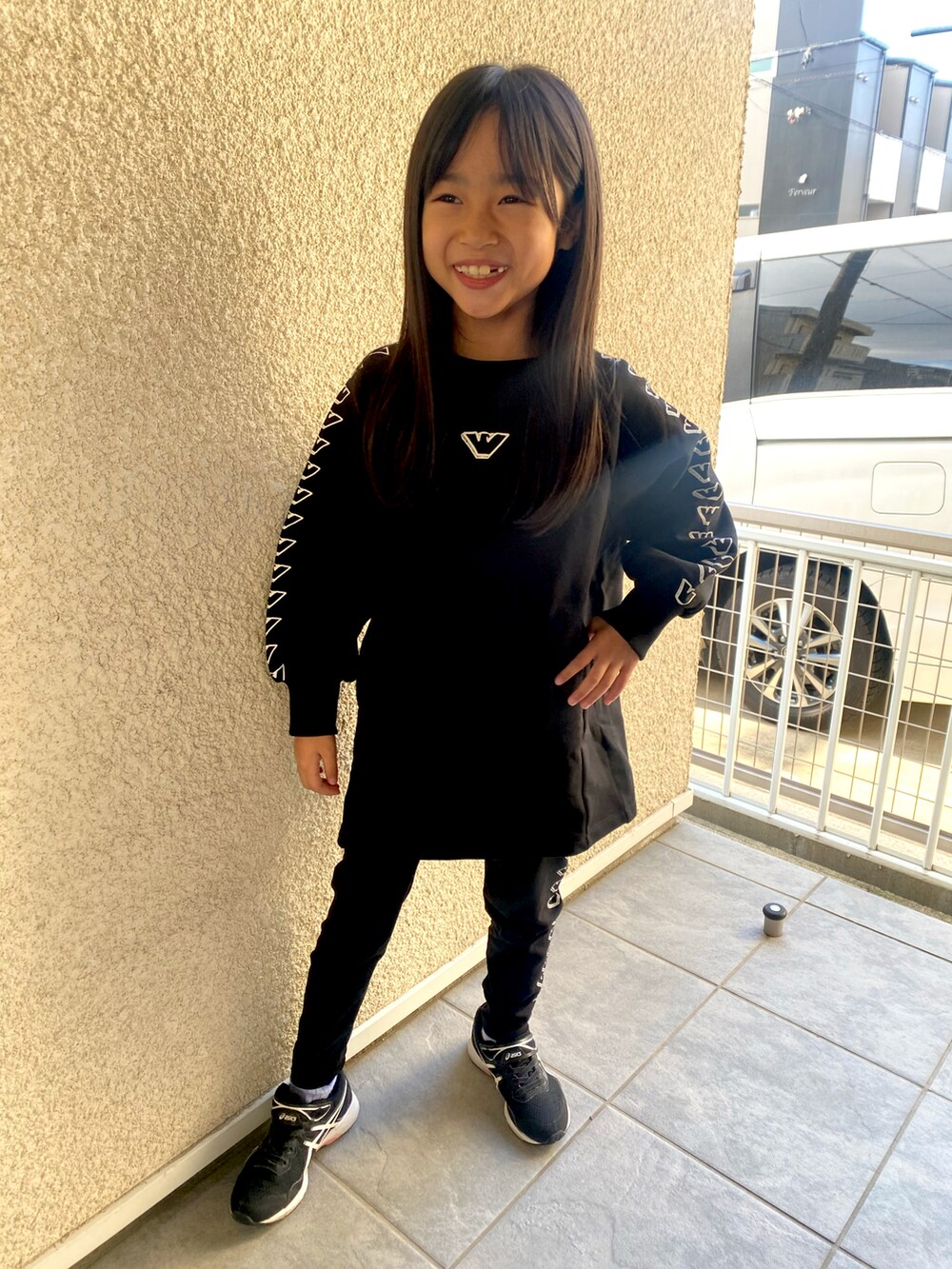 ブラック系のセットアップ、ブラック系のスニーカーを着用したキッズの冬コーディネートの2枚目の写真