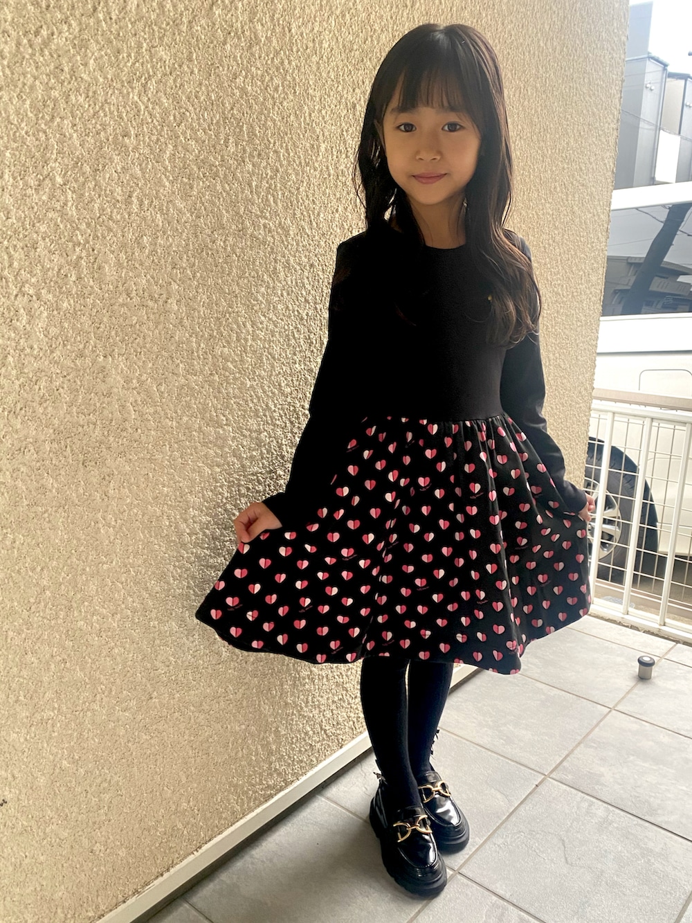 ブラック系のワンピース、ブラック系のシューズ、ブラック系のタイツ/ストッキングを着用したキッズの冬コーディネートの2枚目の写真