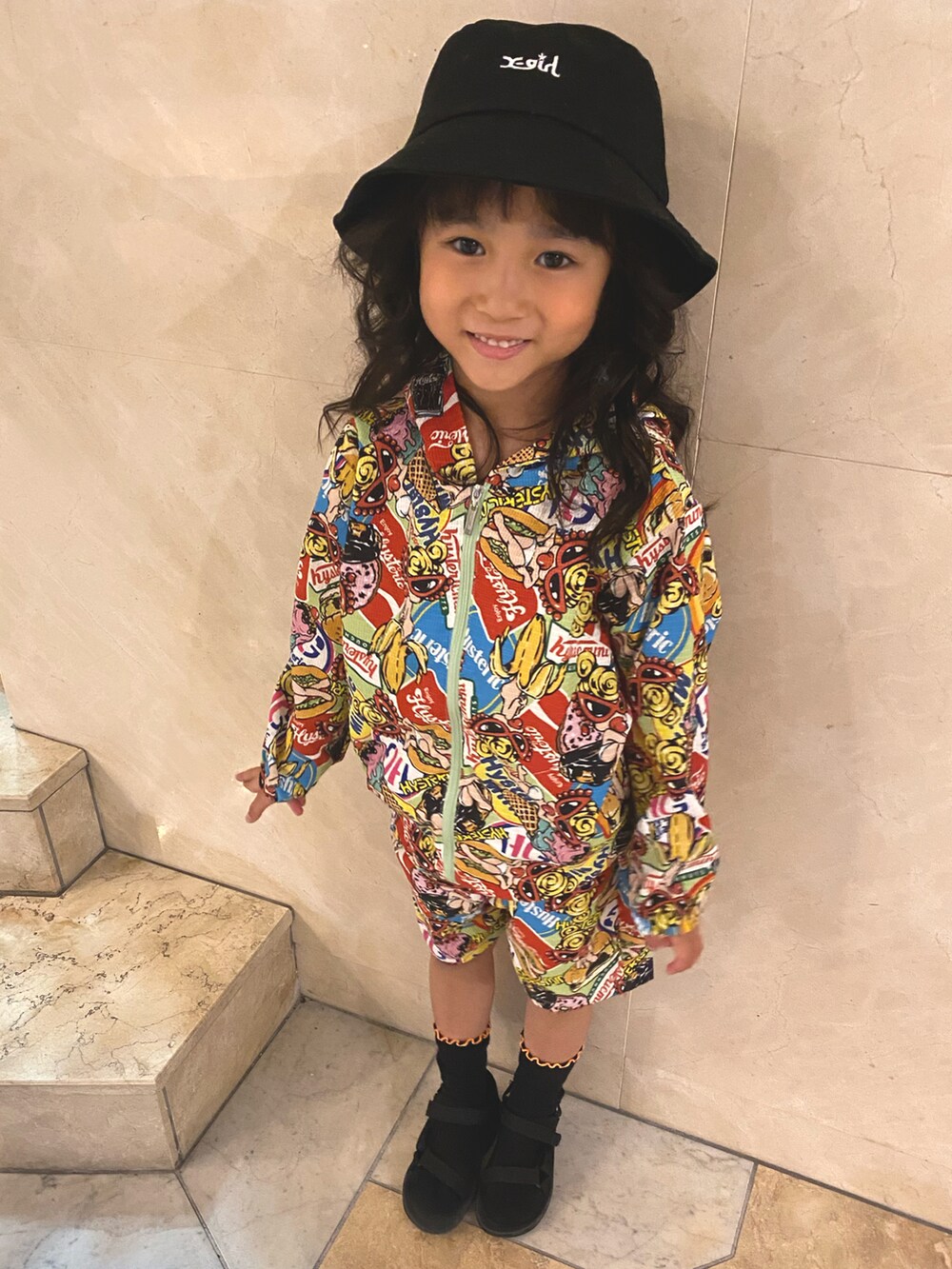 その他のトップス、ブラック系のサンダル、ブラック系のハットを着用したキッズの夏コーディネートの2枚目の写真