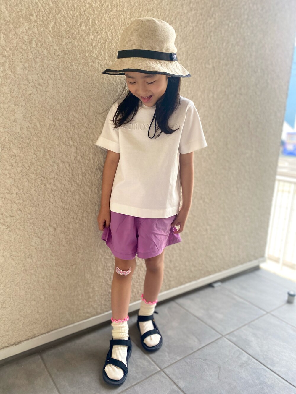 ホワイト系のTシャツ/カットソー、ピンク系のその他パンツ、ブラック系のサンダルを着用したキッズの春コーディネートの2枚目の写真