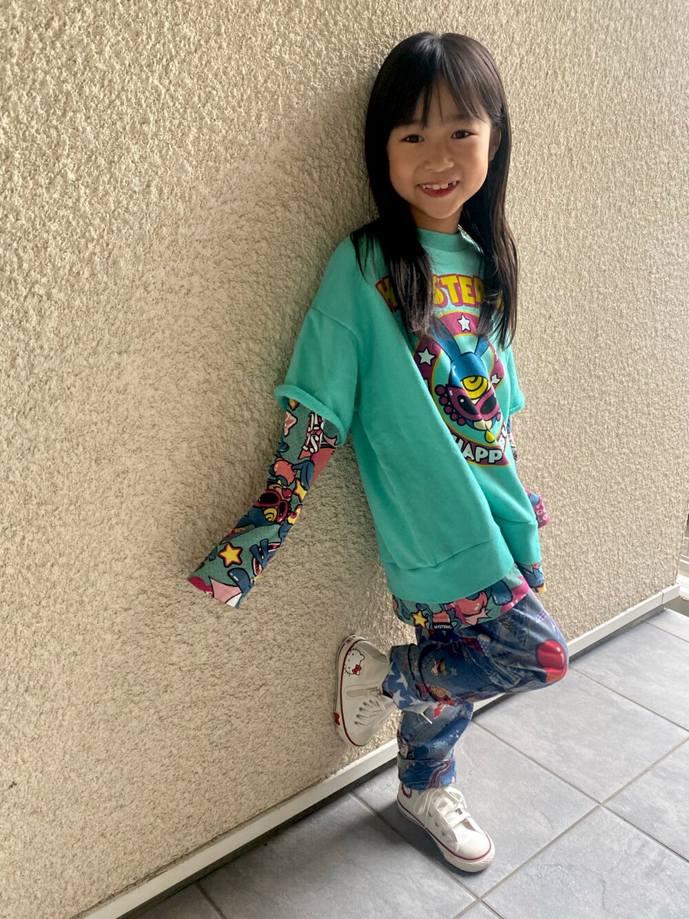 ブルー系のトップス、その他のパンツ、ホワイト系のスニーカーを着用したキッズの冬コーディネートの2枚目の写真