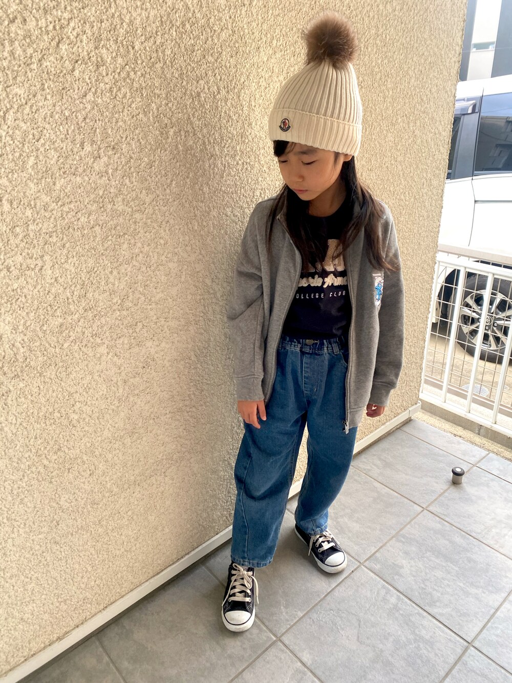 グレー系のパーカー、ブルー系のTシャツ/カットソー、ブラック系のスニーカーを着用したキッズの冬コーディネートの3枚目の写真