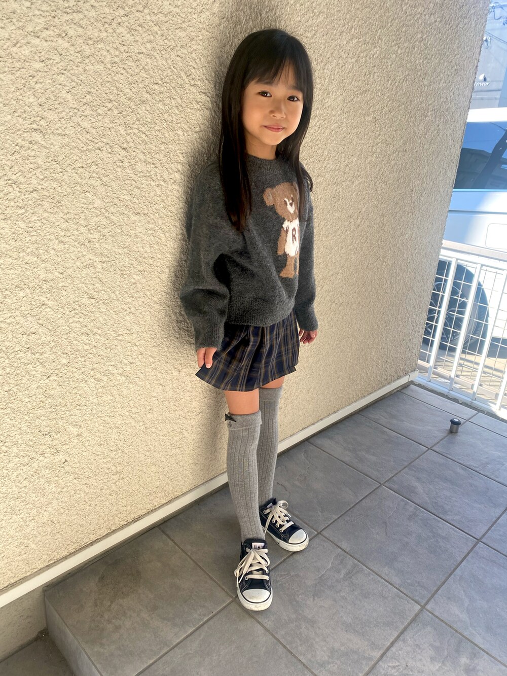 グレー系のニット/セーター、グリーン系のパンツ、ブラック系のスニーカーを着用したキッズの秋コーディネートの4枚目の写真