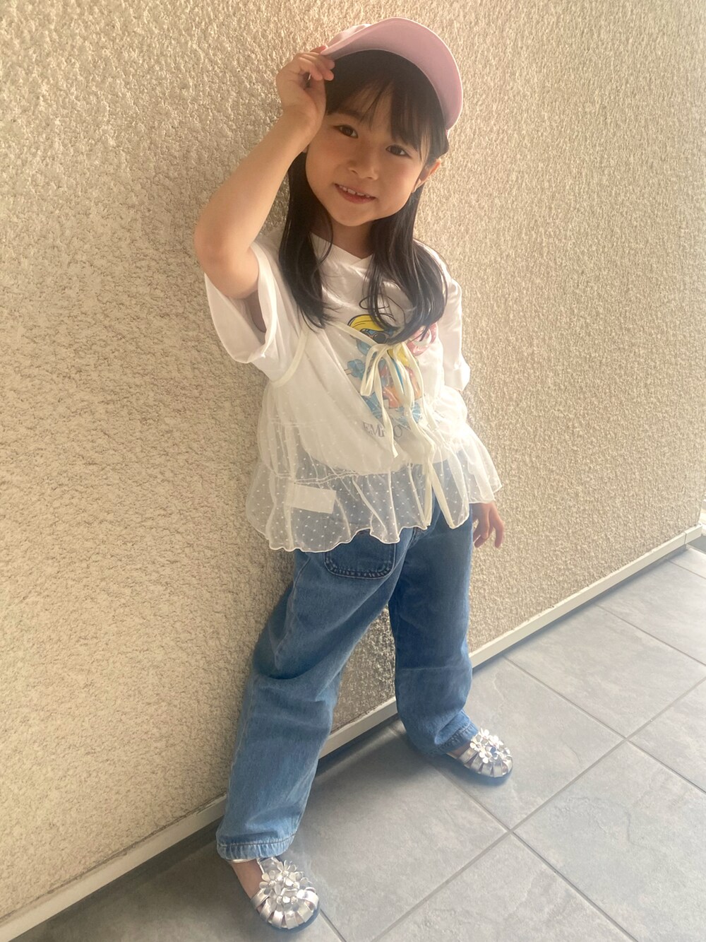 ホワイト系のTシャツ/カットソー、ブルー系のデニムパンツ、シルバー系のサンダルを着用したキッズの春コーディネートの2枚目の写真