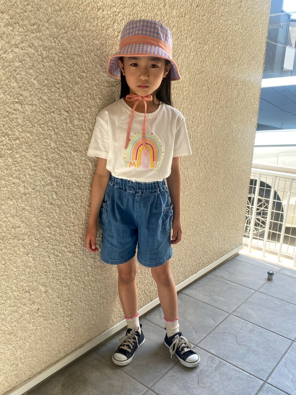 ホワイト系のTシャツ/カットソー、ブルー系のデニムパンツ、ブラック系のスニーカーを着用したキッズの春コーディネートの2枚目の写真