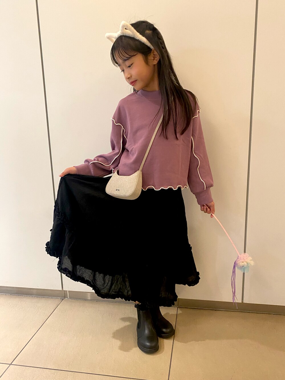 パープル系のスウェットを着用したキッズの秋コーディネートの4枚目の写真
