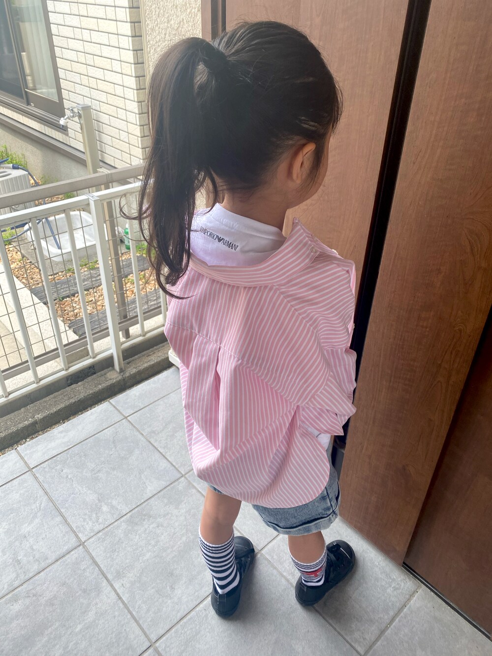 ホワイト系のTシャツ/カットソー、ブルー系のその他パンツ、ブラック系のスニーカーを着用したキッズの春コーディネートの2枚目の写真