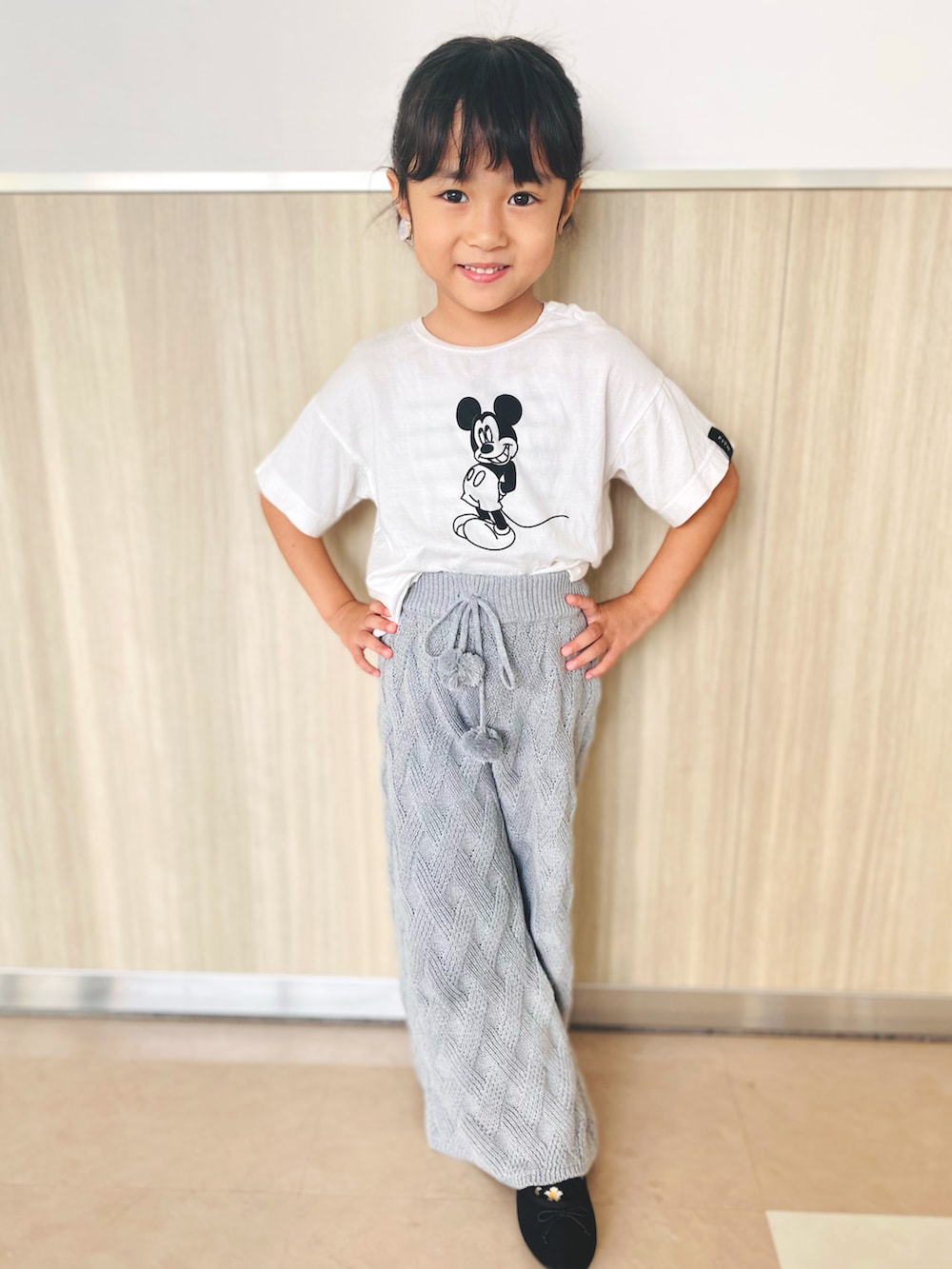 ホワイト系のTシャツ/カットソー、グレー系のパンツ、ブラック系のバレエシューズを着用したキッズの秋コーディネートの3枚目の写真