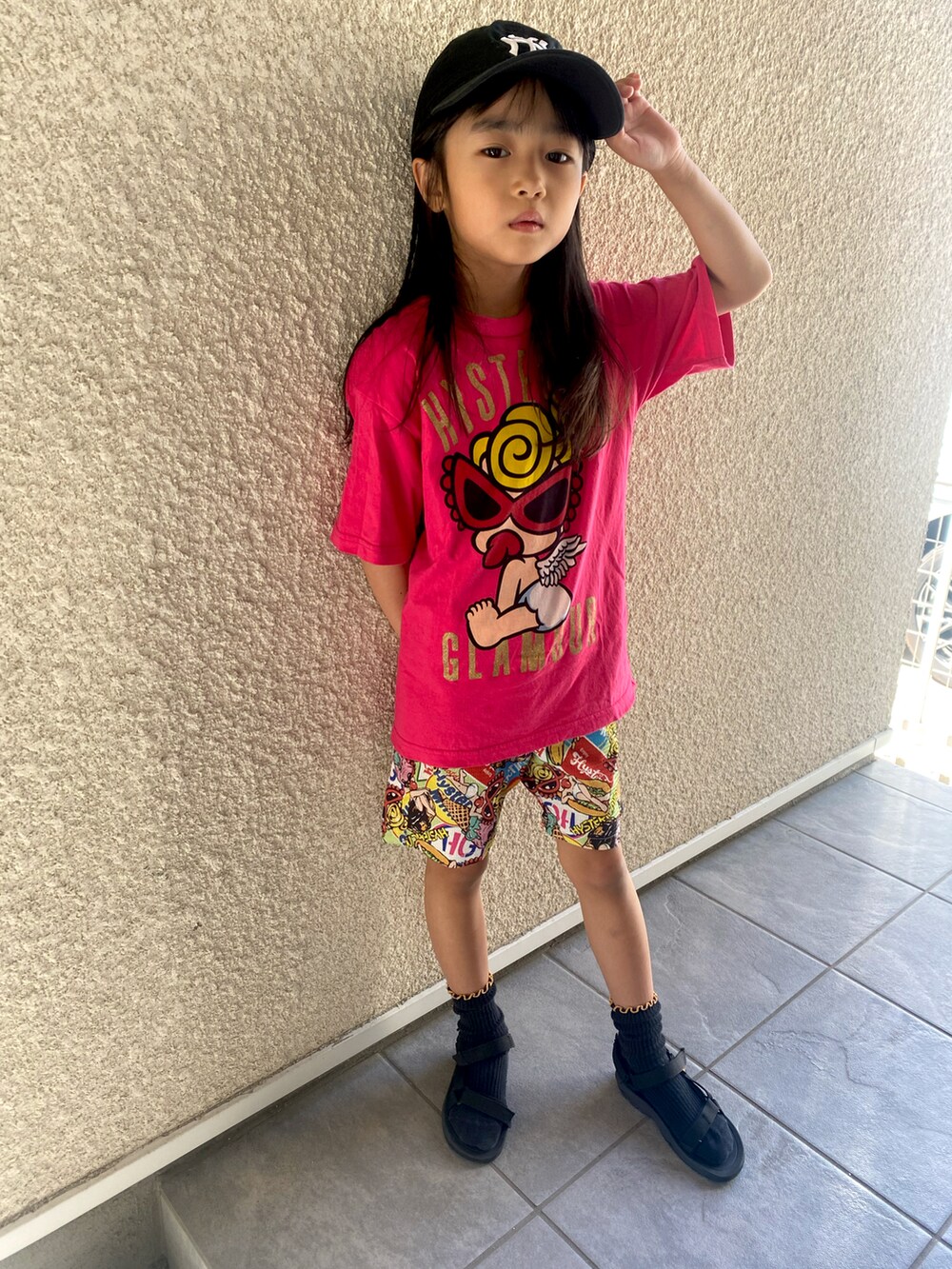 ピンク系のTシャツ/カットソー、ブラック系のサンダル、その他のパンツを着用したキッズの秋コーディネートの2枚目の写真