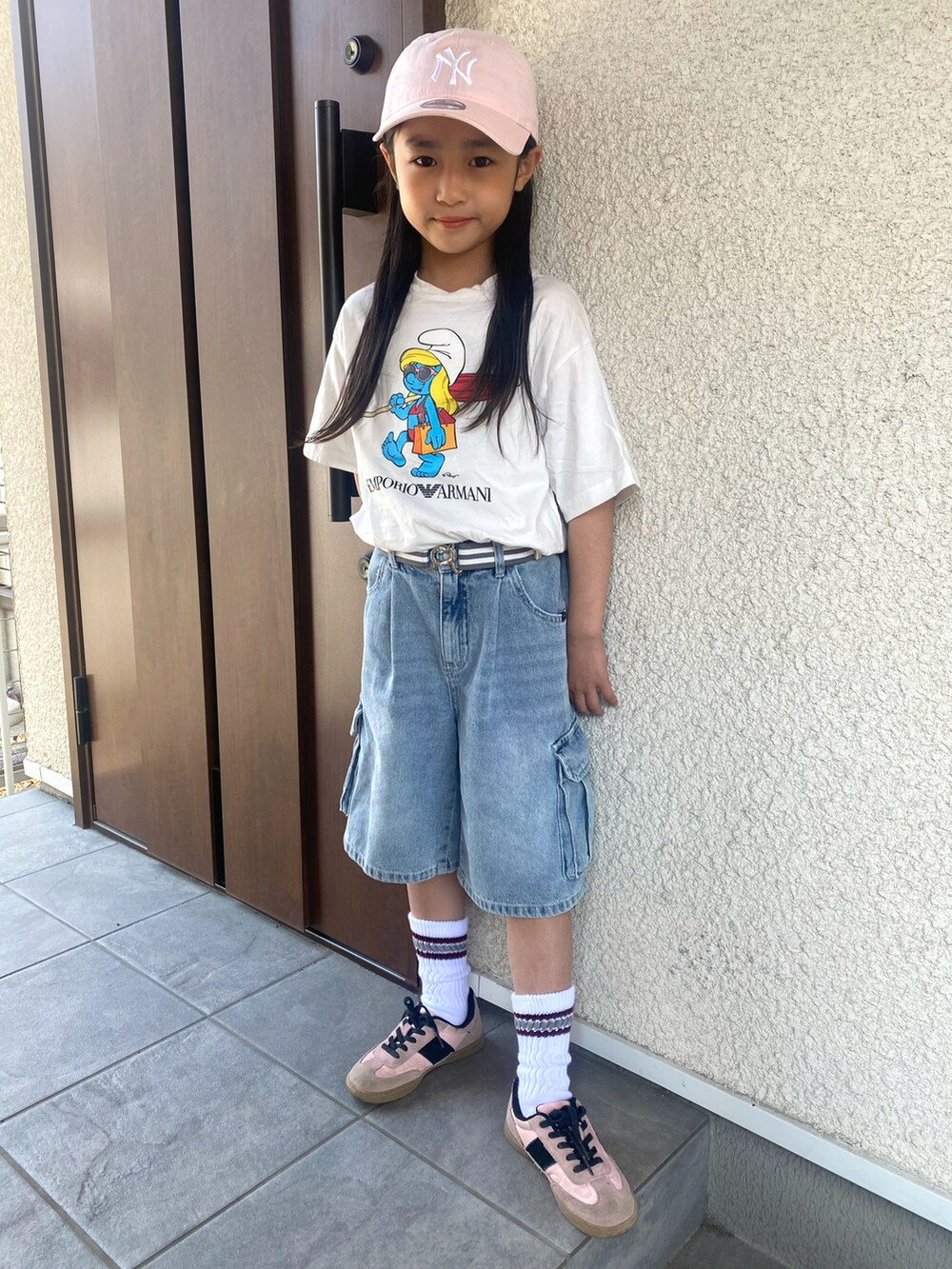 ホワイト系のTシャツ/カットソー、ブルー系のその他パンツ、ピンク系のスニーカーを着用したキッズの春コーディネートの3枚目の写真