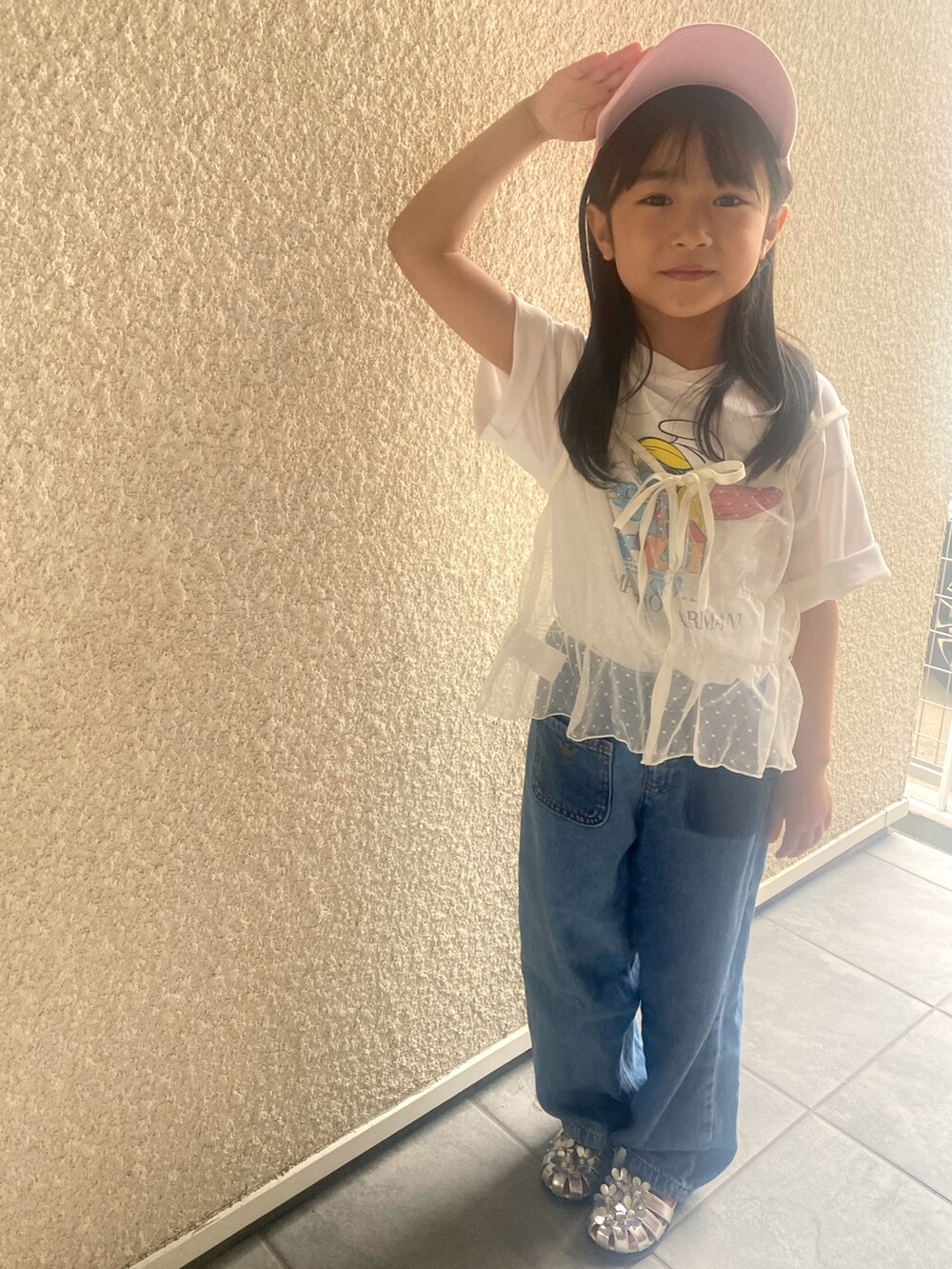 ホワイト系のTシャツ/カットソー、ブルー系のデニムパンツ、シルバー系のサンダルを着用したキッズの春コーディネートの3枚目の写真