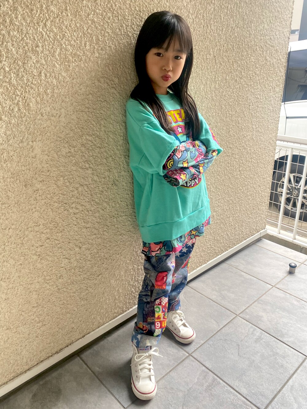 ブルー系のトップス、その他のパンツ、ホワイト系のスニーカーを着用したキッズの冬コーディネートの3枚目の写真