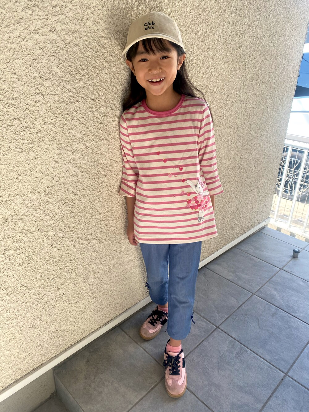 ピンク系のTシャツ/カットソー、ブルー系のその他パンツ、ピンク系のスニーカーを着用したキッズの秋コーディネートの3枚目の写真