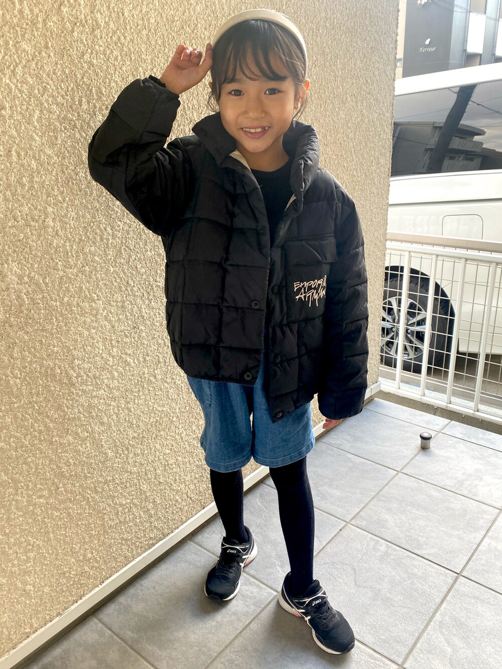 ブラック系のジャケット/アウター、ブラック系のニット/セーター、ブルー系のデニムパンツを着用したキッズの冬コーディネートの3枚目の写真