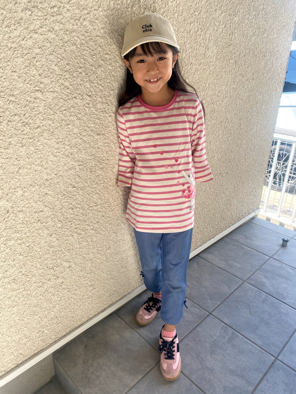 ピンク系のTシャツ/カットソー、ブルー系のその他パンツ、ピンク系のスニーカーを着用したキッズの秋コーディネートの2枚目の写真