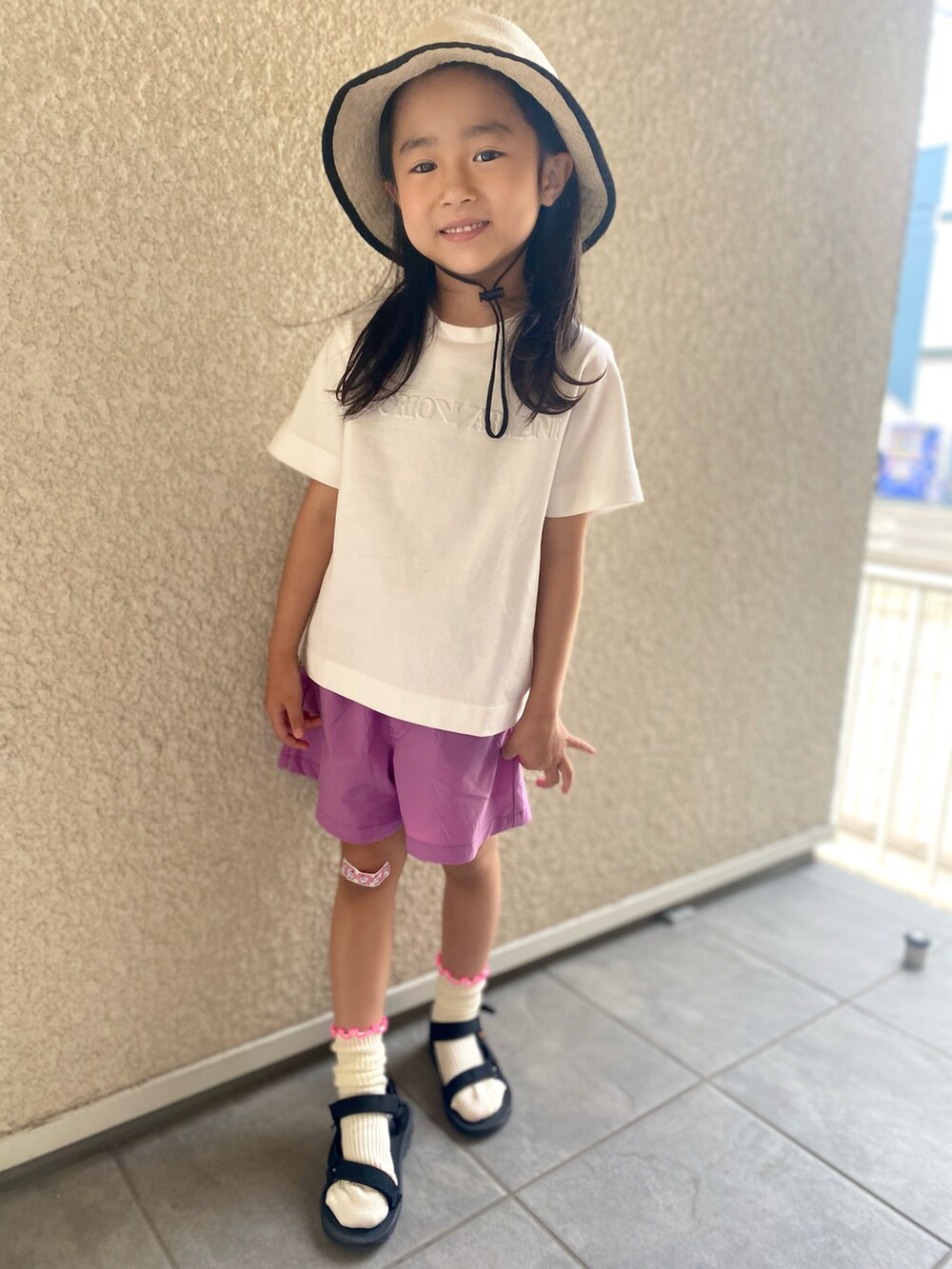 ホワイト系のTシャツ/カットソー、ピンク系のその他パンツ、ブラック系のサンダルを着用したキッズの春コーディネートの3枚目の写真