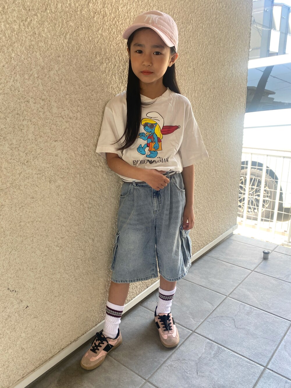 ホワイト系のTシャツ/カットソー、ブルー系のその他パンツ、ピンク系のスニーカーを着用したキッズの春コーディネートの2枚目の写真