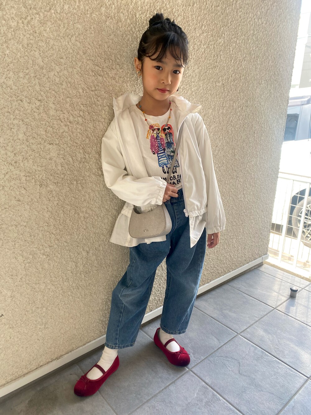 「春めき満開コーデ、キッズコーデ、女の子コーデ」｜「BeBe Petits Pois Vertのアイテム（トップス、ホワイト系）」を使った、ryoさん（キッズ・120cm）の春コーディネートの2枚目の写真