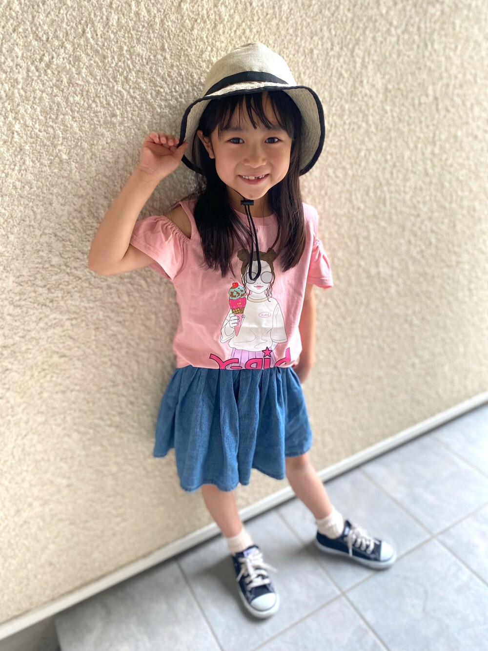 ピンク系のTシャツ/カットソー、ブルー系のデニムパンツ、ブラック系のスニーカーを着用したキッズの春コーディネートの3枚目の写真