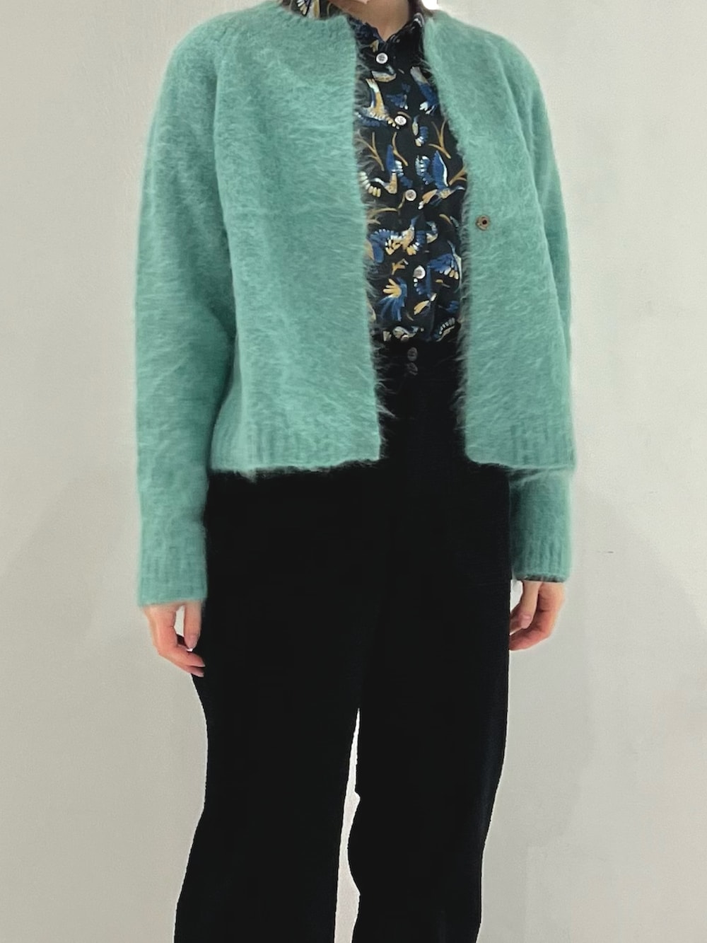 グリーン系のカーディガン/ボレロ、ブルー系のシャツ/ブラウス、ブラック系のその他パンツを着用したレディースの秋コーディネートの2枚目の写真