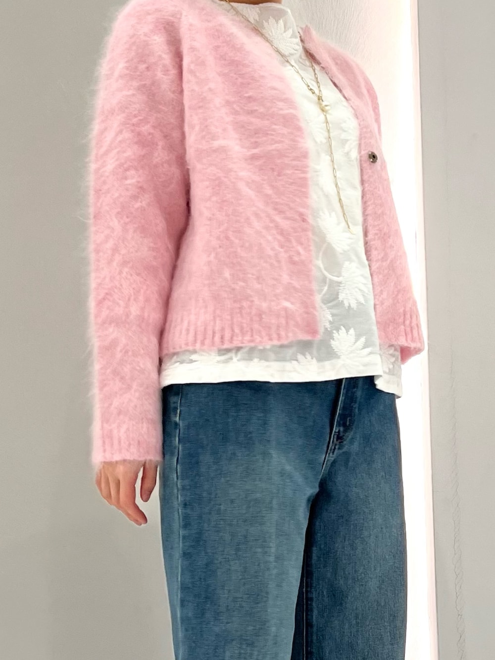 ピンク系のカーディガン/ボレロ、ホワイト系のシャツ/ブラウス、ブルー系のデニムパンツを着用したレディースの秋コーディネートの2枚目の写真