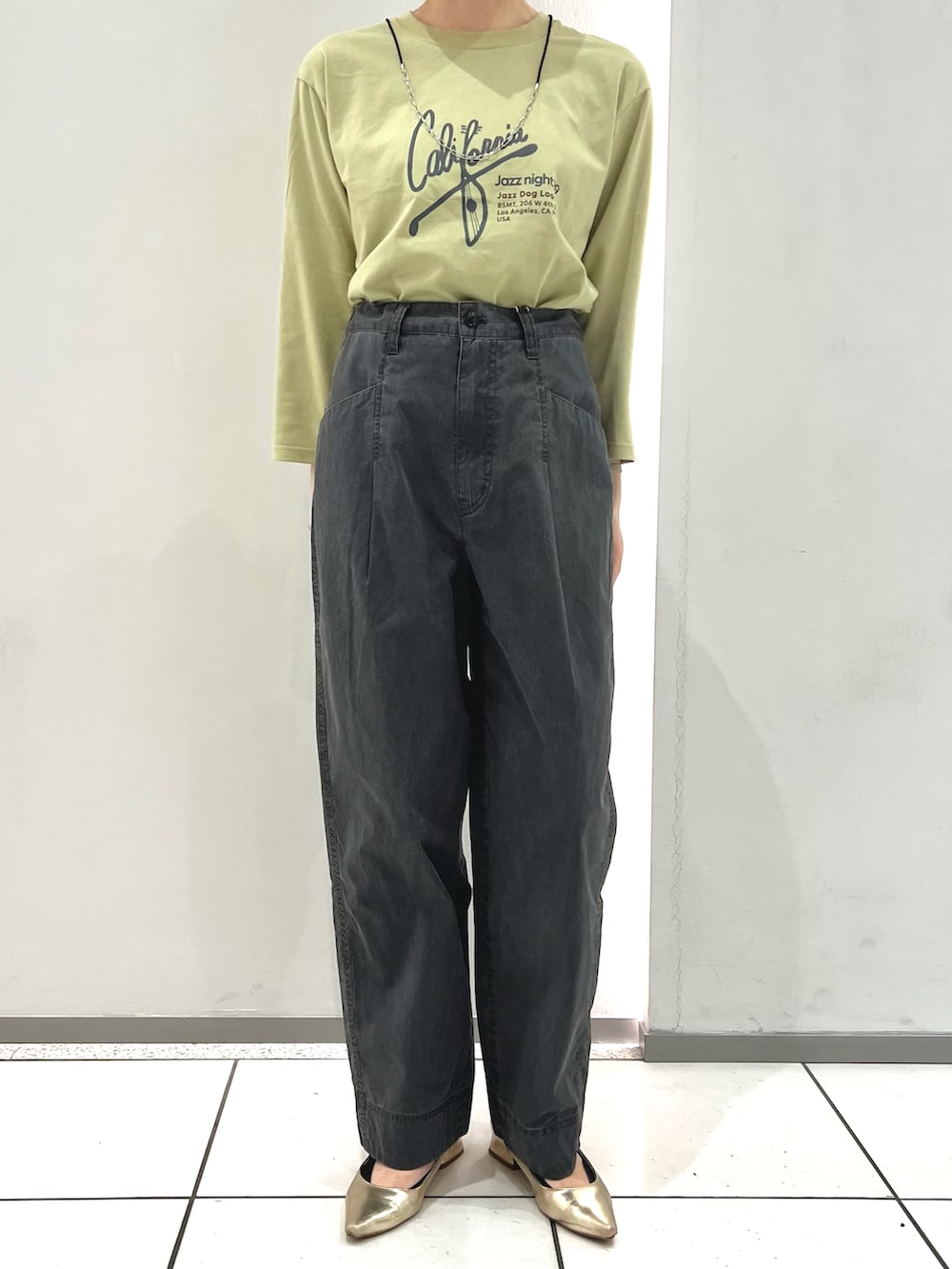 グリーン系のTシャツ/カットソー、グレー系のその他パンツを着用したレディースの秋コーディネートの2枚目の写真